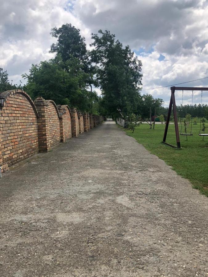 Salas Gnijezdo Bačka Palanka Dış mekan fotoğraf
